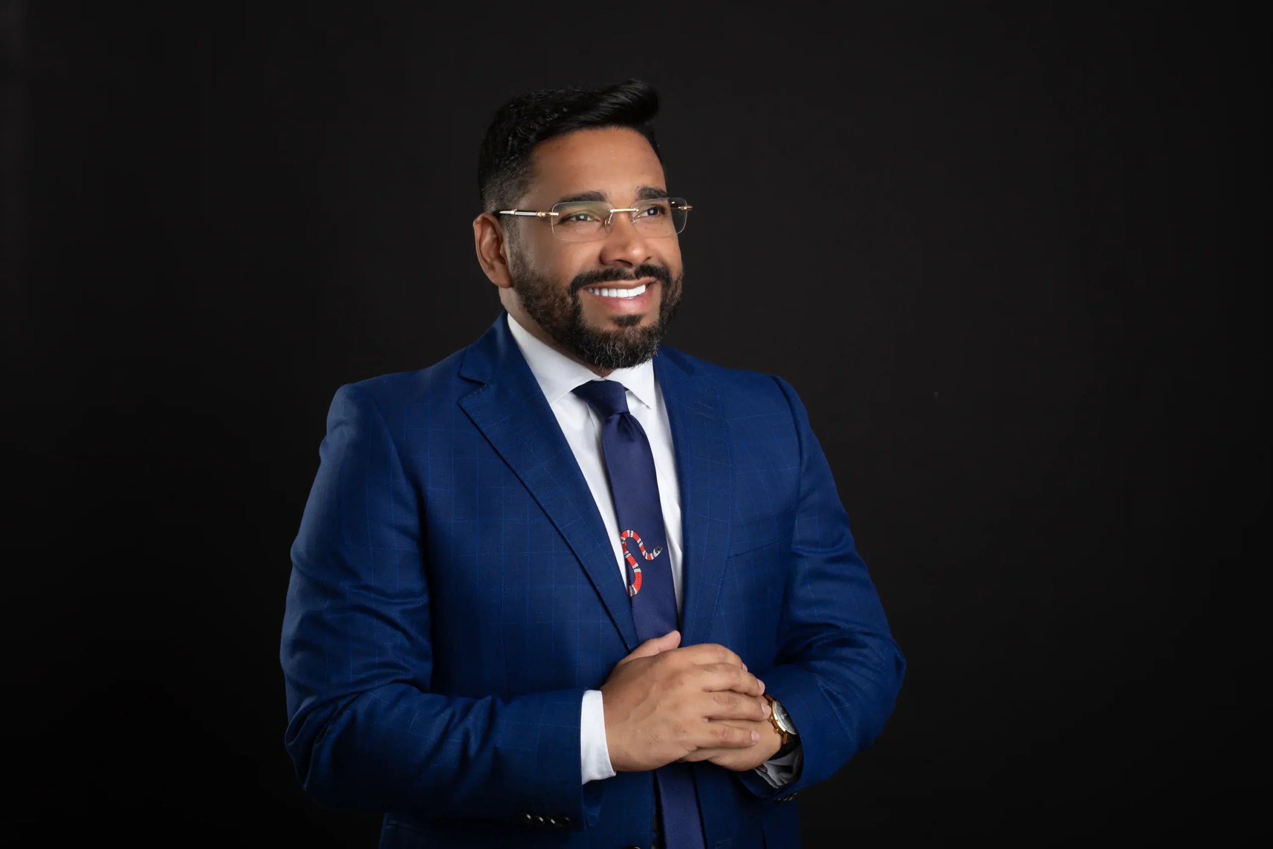 Advogado trabalhista explicando hipóteses de saque do FGTS