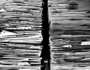 Análise de documentos no escritório (foto ilustrativa)