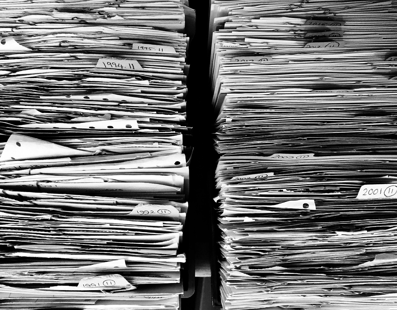 Análise de documentos no escritório (foto ilustrativa)
