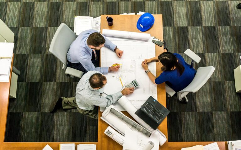 Arquiteto trabalhando em escritório (foto ilustrativa)