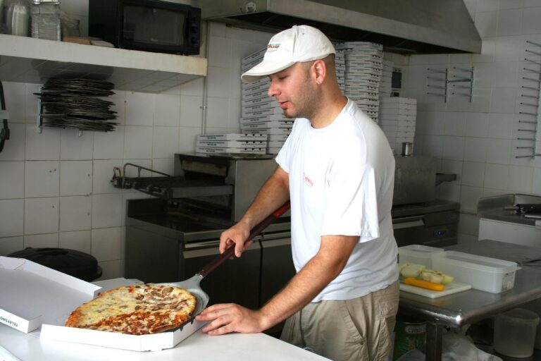 Atendente de fast food trabalhando (foto ilustrativa)