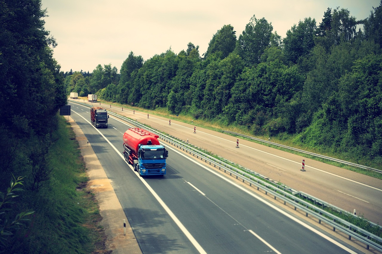 Caminhão de carga na rodovia (foto ilustrativa)