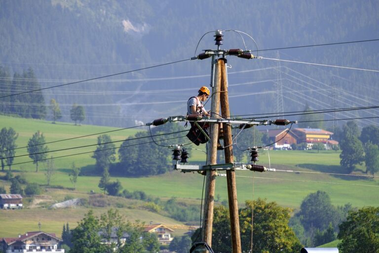 Eletricista trabalhando (foto ilustrativa)