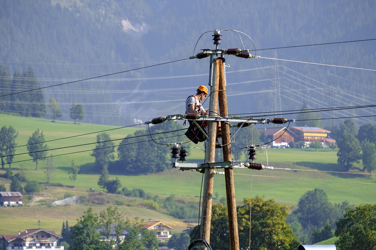 Eletricista trabalhando (foto ilustrativa)