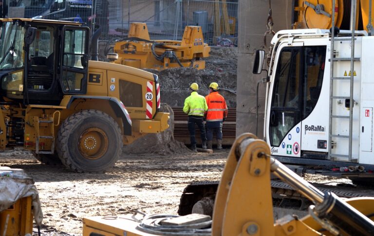 Engenheiro em canteiro de obras (foto ilustrativa)