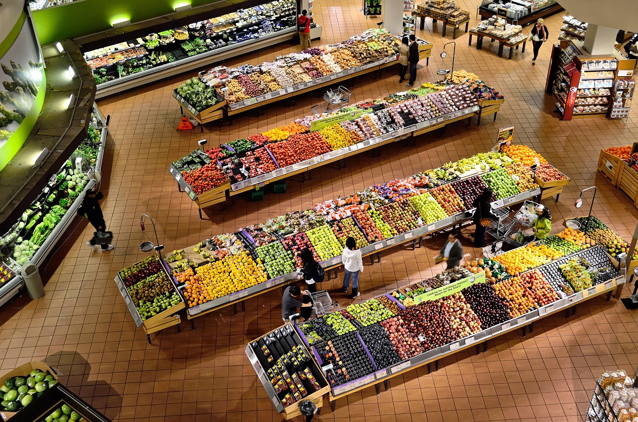 Funcionário de supermercado trabalhando (foto ilustrativa)
