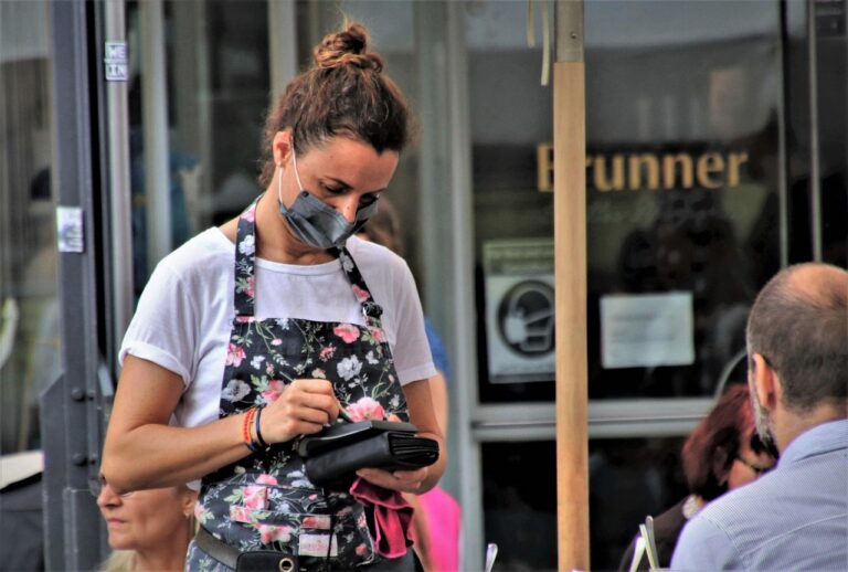 Garçom atendendo no restaurante (foto ilustrativa)