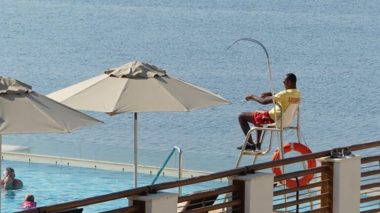 Guarda-vidas trabalhando na piscina (foto ilustrativa)