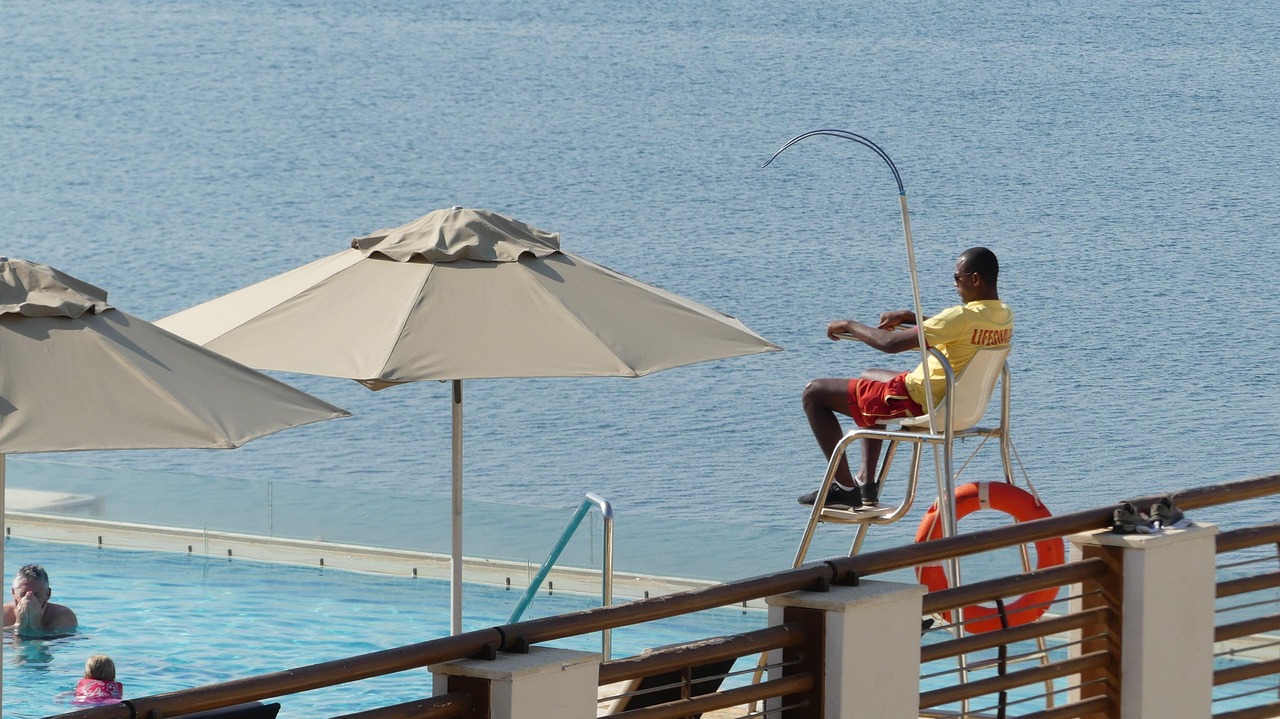 Guarda-vidas trabalhando na piscina (foto ilustrativa)