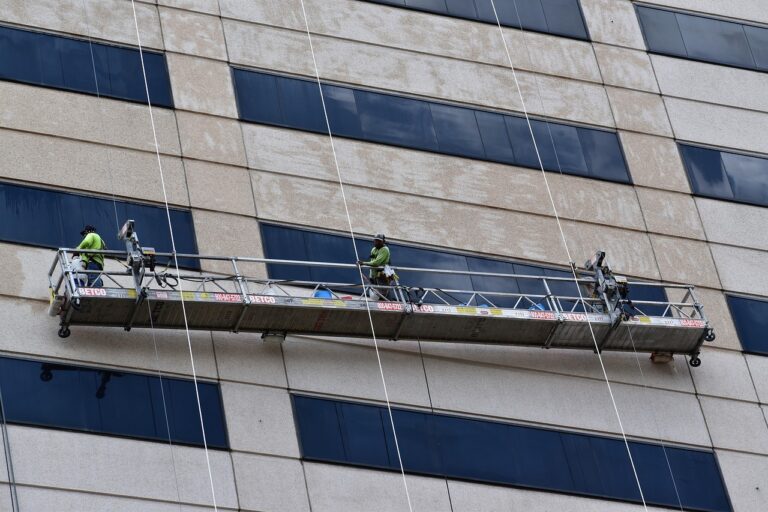 Manutenção externa de edifício (foto ilustrativa)