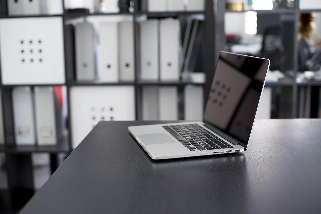 Mesa de trabalho com computador (foto ilustrativa)