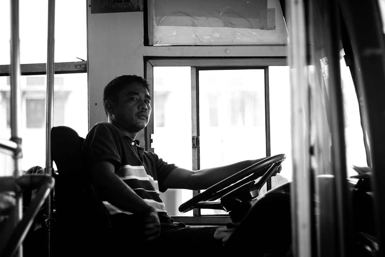 Motorista de ônibus trabalhando (foto ilustrativa)
