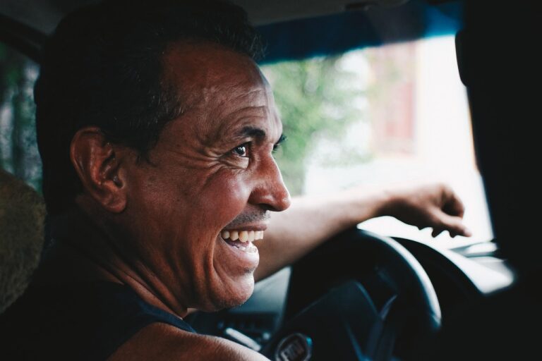 Motorista profissional no carro (foto ilustrativa)