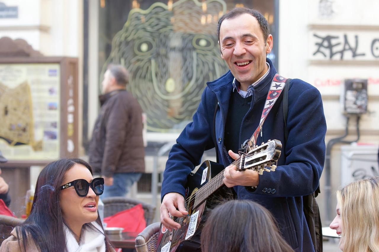 Músico tocando em restaurante (foto ilustrativa)