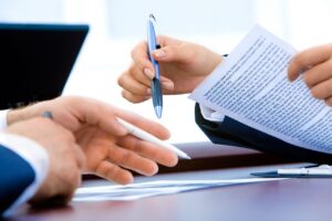 Organização de documentos em escritório (foto ilustrativa)
