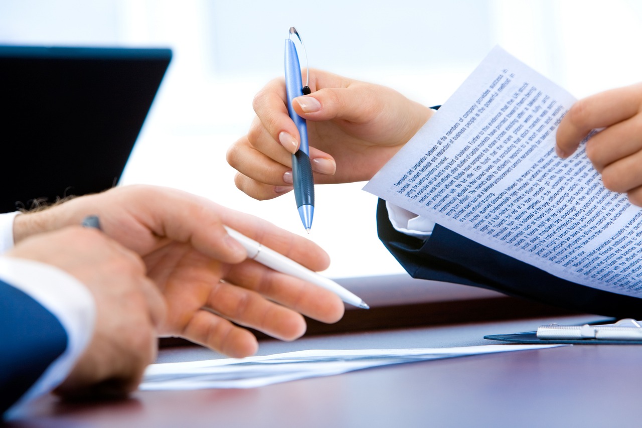 Organização de documentos em escritório (foto ilustrativa)