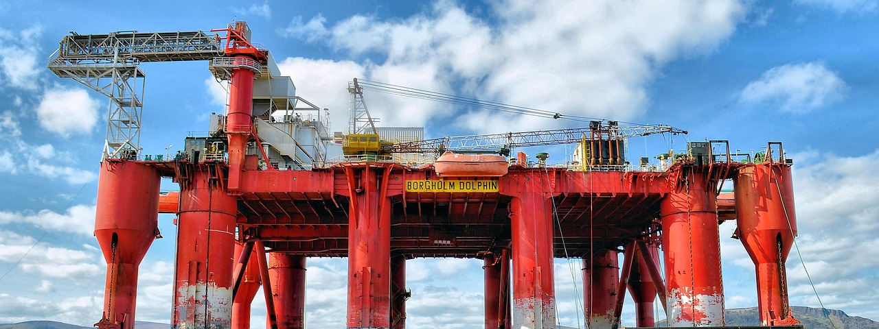 Petroleiro trabalhando em plataforma (foto ilustrativa)
