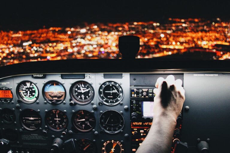 Piloto de avião no cockpit (foto ilustrativa)