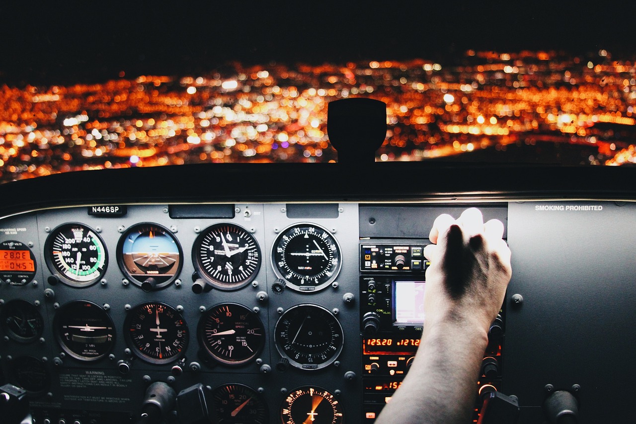 Piloto de avião no cockpit (foto ilustrativa)