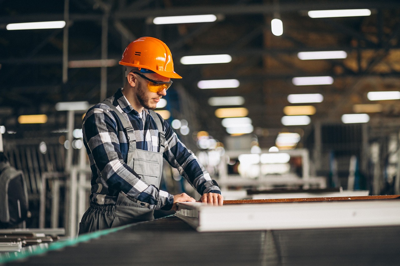 Profissional de manutenção industrial (foto ilustrativa)