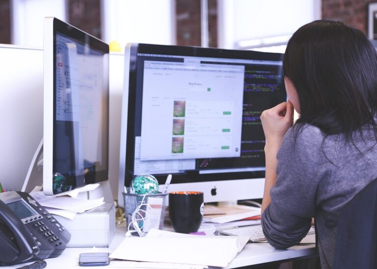 Profissional trabalhando no computador (foto ilustrativa)