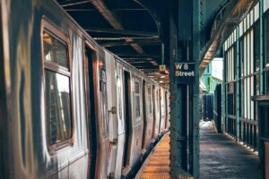 Trabalhador em estação de metrô (foto ilustrativa)