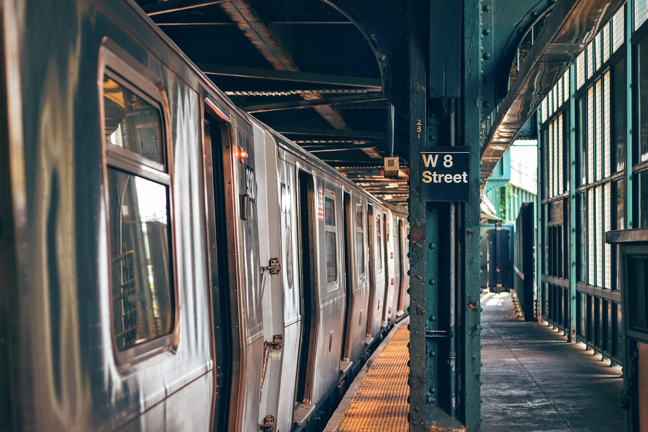 Trabalhador em estação de metrô (foto ilustrativa)