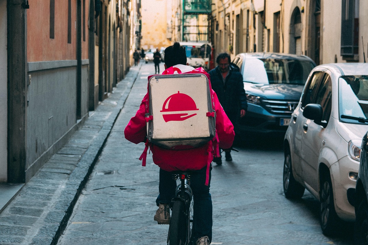 Veículo de entrega na rua (foto ilustrativa)